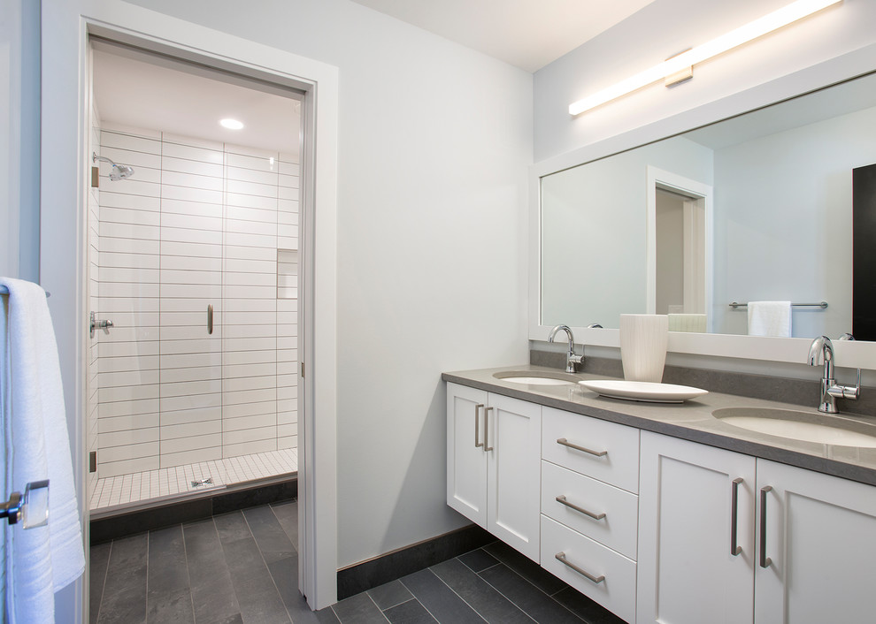 ミネアポリスにある高級な中くらいなコンテンポラリースタイルのおしゃれなバスルーム (浴槽なし) (フラットパネル扉のキャビネット、白いキャビネット、オープン型シャワー) の写真