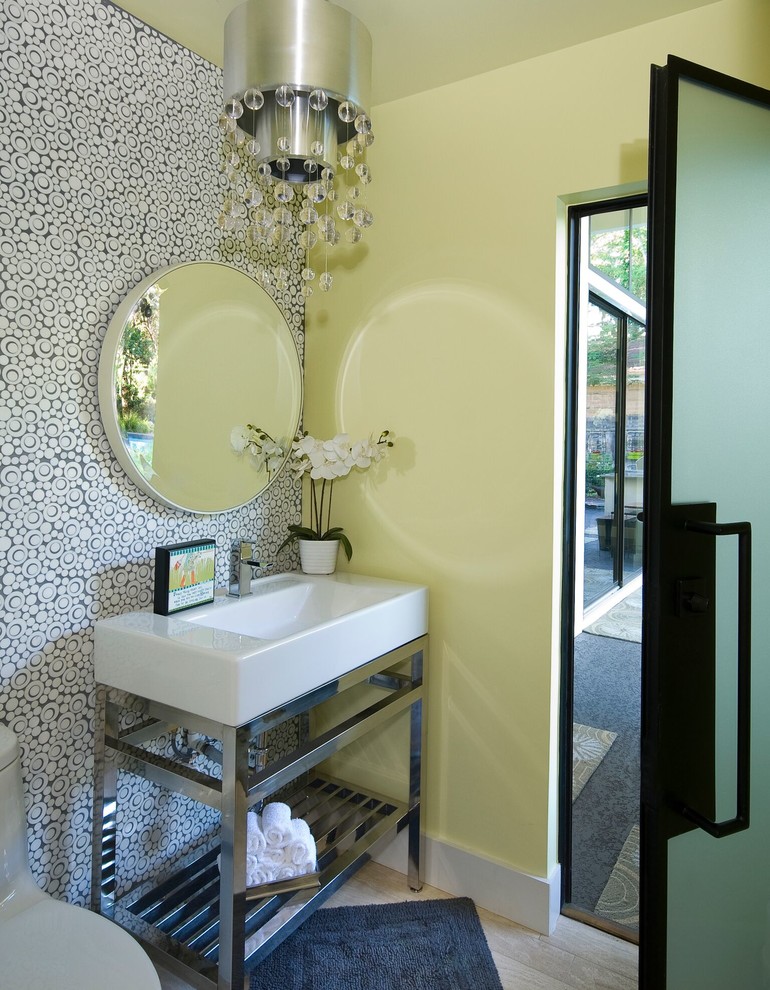 Kleines Modernes Duschbad mit Mosaikfliesen, gelber Wandfarbe, Porzellan-Bodenfliesen und Sockelwaschbecken in Austin