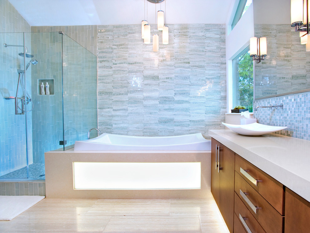 Cette photo montre une salle de bain tendance avec une vasque.
