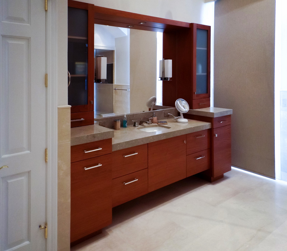 Foto di una grande stanza da bagno padronale minimal con ante lisce, piastrelle bianche, ante in legno scuro, pareti bianche e pavimento in marmo