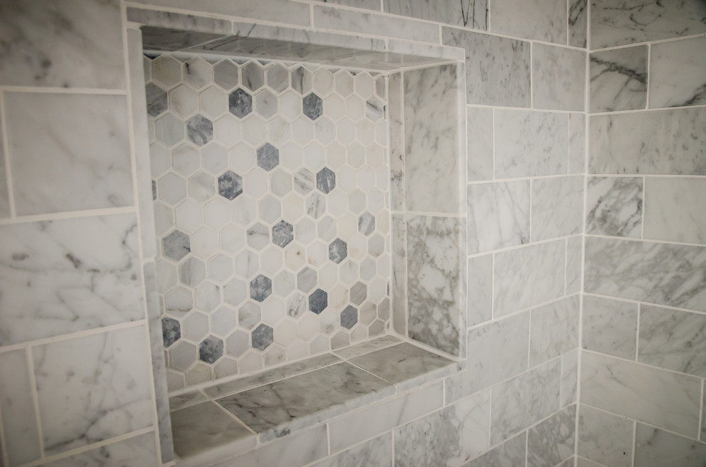 Imagen de cuarto de baño clásico de tamaño medio con sanitario de dos piezas, baldosas y/o azulejos grises, baldosas y/o azulejos de cemento, paredes multicolor, suelo de mármol, aseo y ducha y lavabo con pedestal