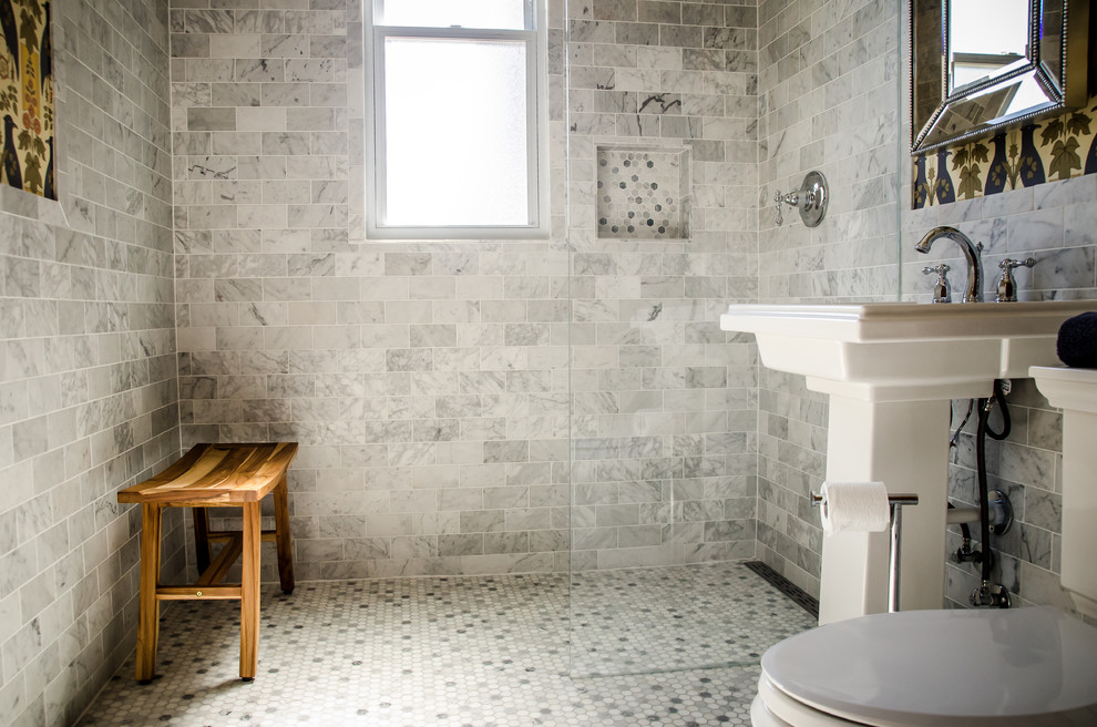 Idee per una stanza da bagno con doccia vittoriana di medie dimensioni con doccia a filo pavimento, WC a due pezzi, piastrelle grigie, piastrelle diamantate, pareti multicolore, pavimento in marmo e lavabo a colonna