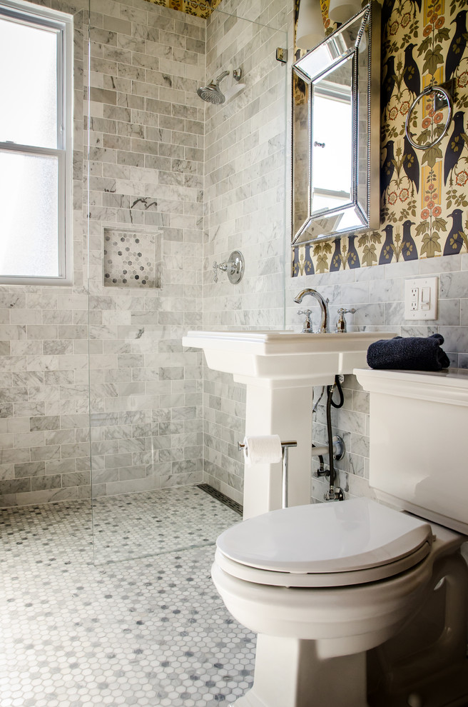 На фото: ванная комната среднего размера в викторианском стиле с душем без бортиков, раздельным унитазом, серой плиткой, плиткой кабанчик, разноцветными стенами, мраморным полом, душевой кабиной и раковиной с пьедесталом с