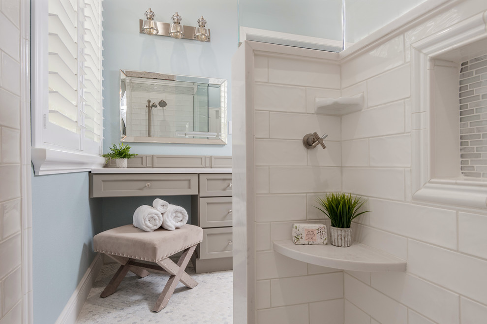 Exempel på ett mellanstort modernt vit vitt badrum med dusch, med luckor med infälld panel, grå skåp, en hörndusch, vit kakel, keramikplattor, grå väggar, bänkskiva i kvarts, grått golv och med dusch som är öppen