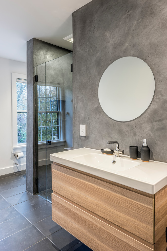 Foto de cuarto de baño contemporáneo con puertas de armario de madera oscura, ducha a ras de suelo, paredes grises, suelo de mármol, lavabo integrado, suelo gris, ducha con puerta con bisagras y encimeras blancas