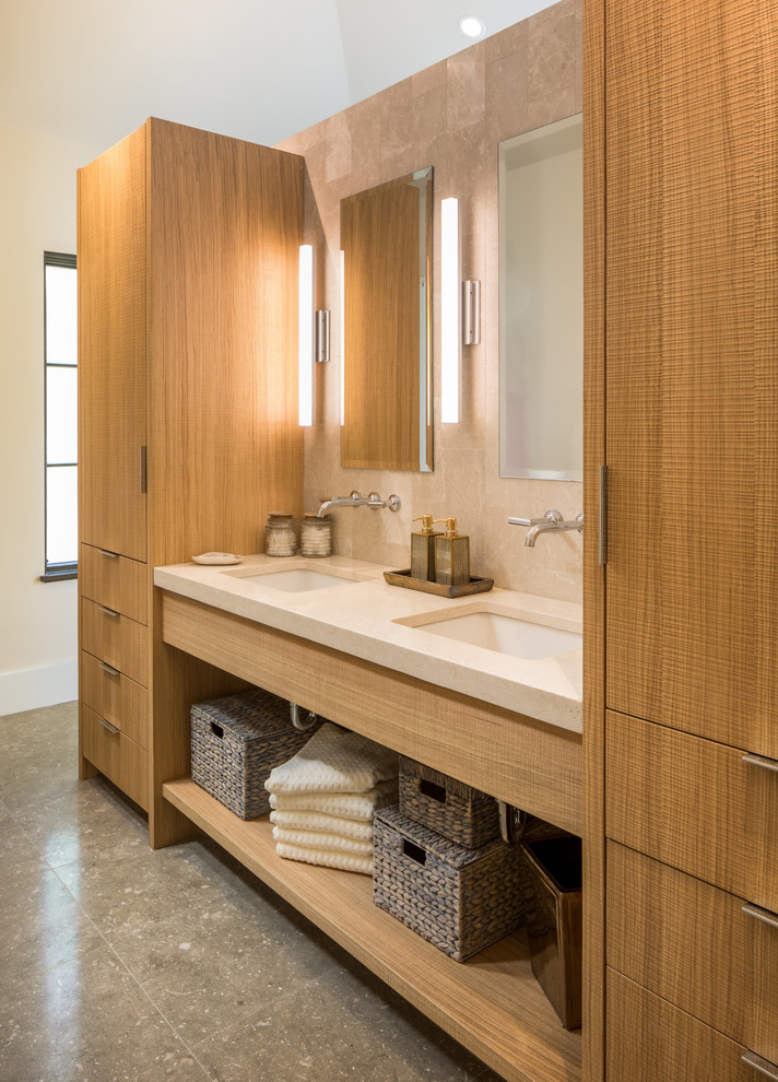Idee per una stanza da bagno minimal con ante lisce, ante in legno chiaro, piastrelle beige, lavabo sottopiano, pavimento grigio e piastrelle di pietra calcarea