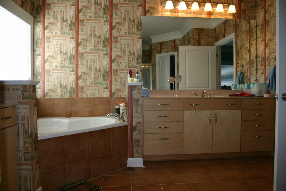 Inspiration för ett funkis badrum, med släta luckor, skåp i ljust trä, bänkskiva i akrylsten, ett hörnbadkar och keramikplattor