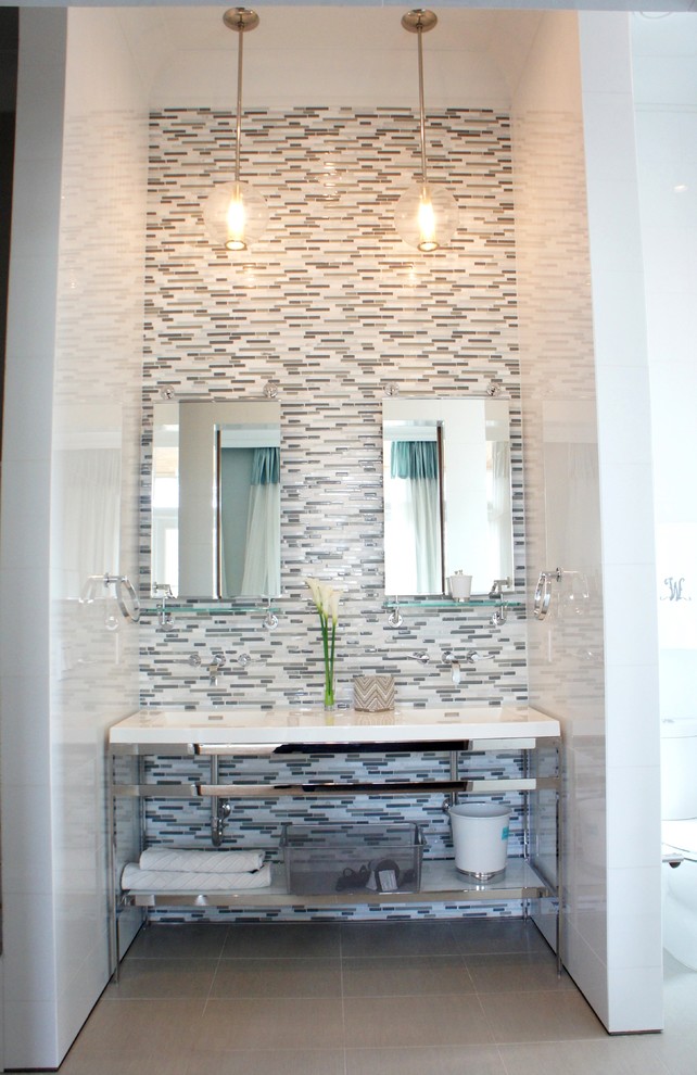 Стильный дизайн: большая ванная комната в современном стиле с серой плиткой, плиткой мозаикой, белыми стенами и полом из керамогранита - последний тренд