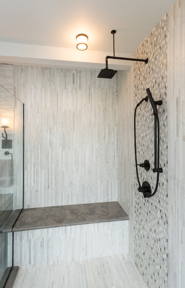 Inredning av ett modernt mellanstort en-suite badrum, med släta luckor, grå skåp, en öppen dusch, en toalettstol med hel cisternkåpa, vit kakel, marmorkakel, vita väggar, klinkergolv i keramik, ett fristående handfat, träbänkskiva, grått golv och med dusch som är öppen