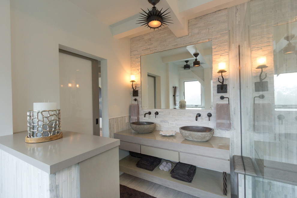 Inspiration för mellanstora moderna en-suite badrum, med släta luckor, grå skåp, en öppen dusch, en toalettstol med separat cisternkåpa, grå kakel, marmorkakel, vita väggar, marmorgolv, ett fristående handfat, träbänkskiva, grått golv och med dusch som är öppen