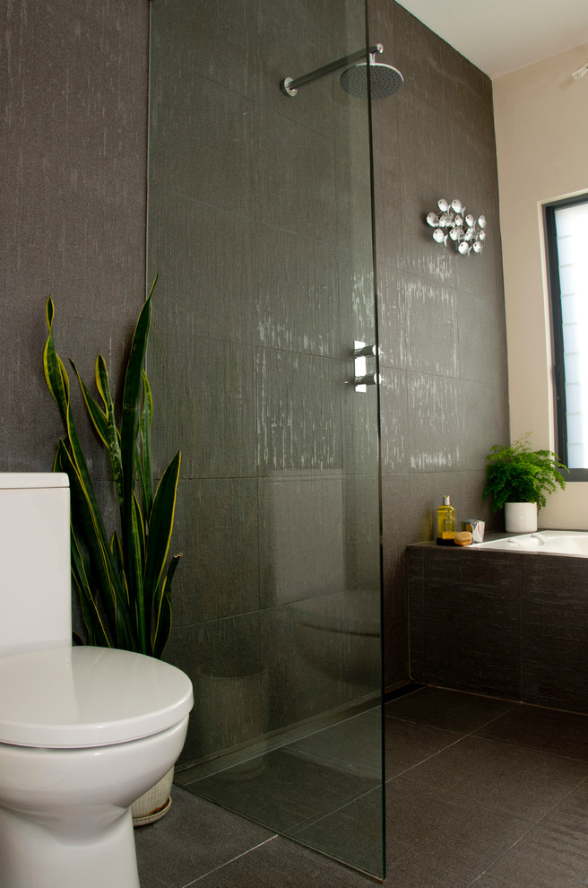 Immagine di una piccola stanza da bagno padronale design con lavabo sospeso, doccia aperta, piastrelle grigie, piastrelle in ceramica, pareti bianche e pavimento con piastrelle in ceramica