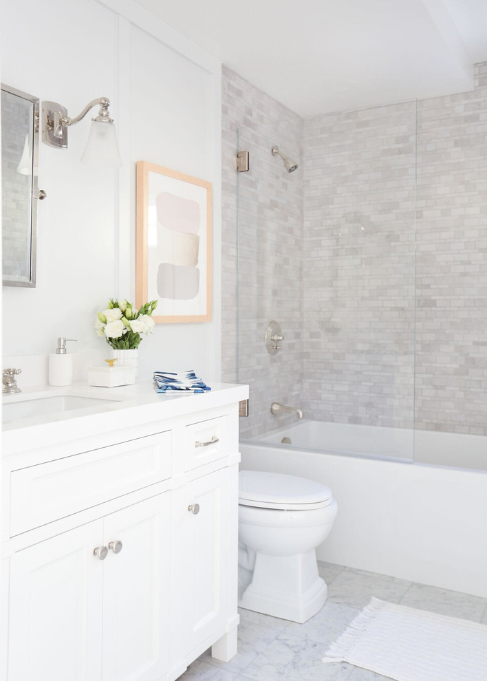 Idéer för vintage badrum, med vita skåp, ett badkar i en alkov, en dusch/badkar-kombination, grå kakel, vita väggar, ett undermonterad handfat, med dusch som är öppen och luckor med infälld panel