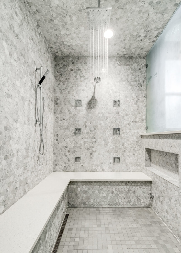 Идея дизайна: большая главная ванная комната в современном стиле с фасадами с выступающей филенкой, темными деревянными фасадами, отдельно стоящей ванной, угловым душем, раздельным унитазом, серой плиткой, мраморной плиткой, серыми стенами, полом из керамогранита, настольной раковиной, столешницей из искусственного камня, серым полом и душем с распашными дверями