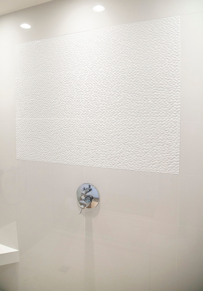 Exemple d'une salle de bain principale tendance de taille moyenne avec un lavabo encastré, un placard à porte shaker, des portes de placard blanches, un plan de toilette en quartz modifié, une douche double, un carrelage blanc, des carreaux de porcelaine, un mur blanc et parquet clair.