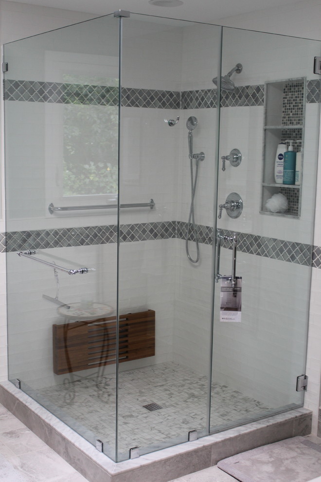 Inredning av ett modernt mellanstort badrum med dusch, med en hörndusch, grå kakel, vit kakel, keramikplattor, vita väggar, marmorgolv, dusch med gångjärnsdörr, ett fristående badkar, grått golv, luckor med upphöjd panel, grå skåp, bänkskiva i kvarts och ett undermonterad handfat