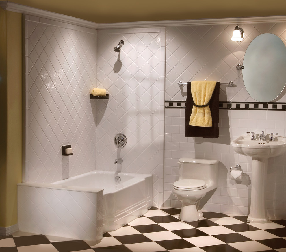 Exemple d'une salle de bain principale tendance de taille moyenne avec un lavabo de ferme, une baignoire en alcôve, une douche ouverte, WC à poser, un carrelage blanc, un mur blanc et un sol en linoléum.