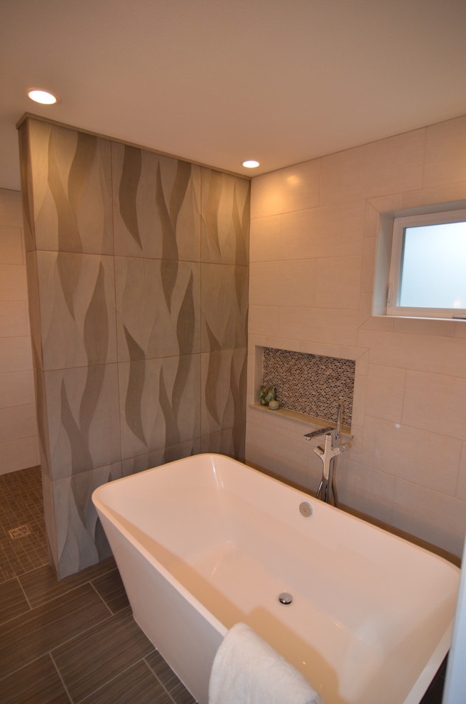 Cette image montre une grande salle de bain principale design en bois foncé avec un lavabo encastré, un placard à porte plane, un plan de toilette en quartz modifié, une baignoire indépendante, une douche ouverte, un carrelage gris, un carrelage de pierre, un mur gris et un sol en marbre.
