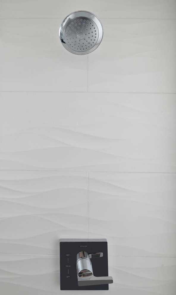 Idéer för ett stort modernt grå en-suite badrum, med skåp i shakerstil, vita skåp, en hörndusch, flerfärgade väggar, marmorgolv, ett undermonterad handfat, bänkskiva i kvarts, grått golv och dusch med gångjärnsdörr