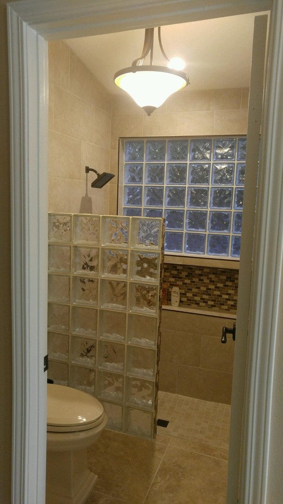 Inredning av ett modernt litet badrum, med en öppen dusch, beige kakel, keramikplattor, beige väggar och klinkergolv i keramik