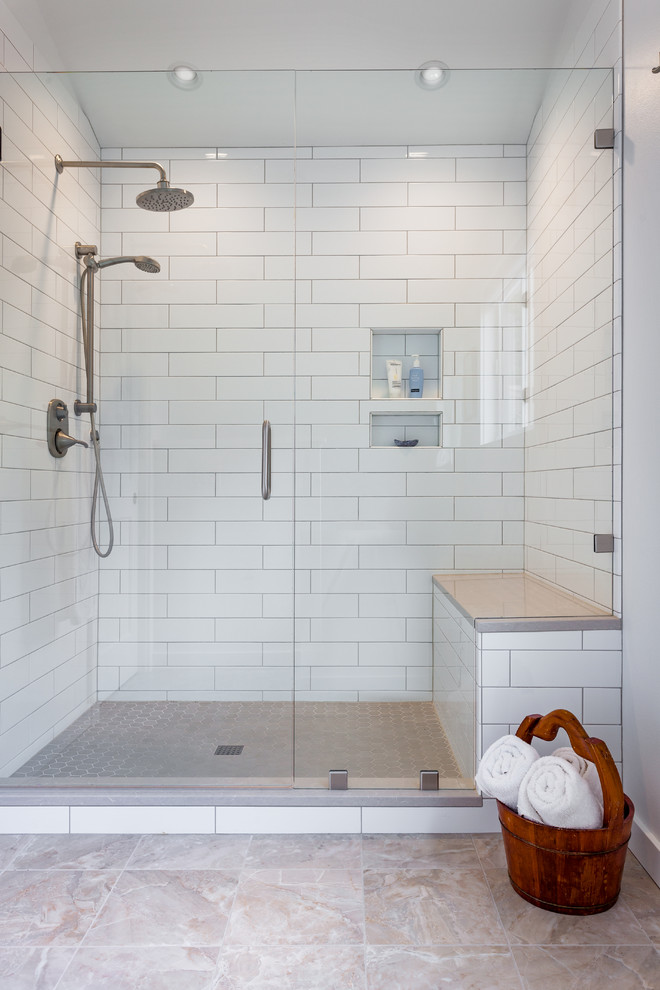 Idéer för att renovera ett mellanstort vintage badrum, med skåp i shakerstil, vita skåp, en dusch i en alkov, en toalettstol med separat cisternkåpa, vit kakel, porslinskakel, vita väggar, travertin golv, ett nedsänkt handfat, bänkskiva i akrylsten, beiget golv och dusch med gångjärnsdörr