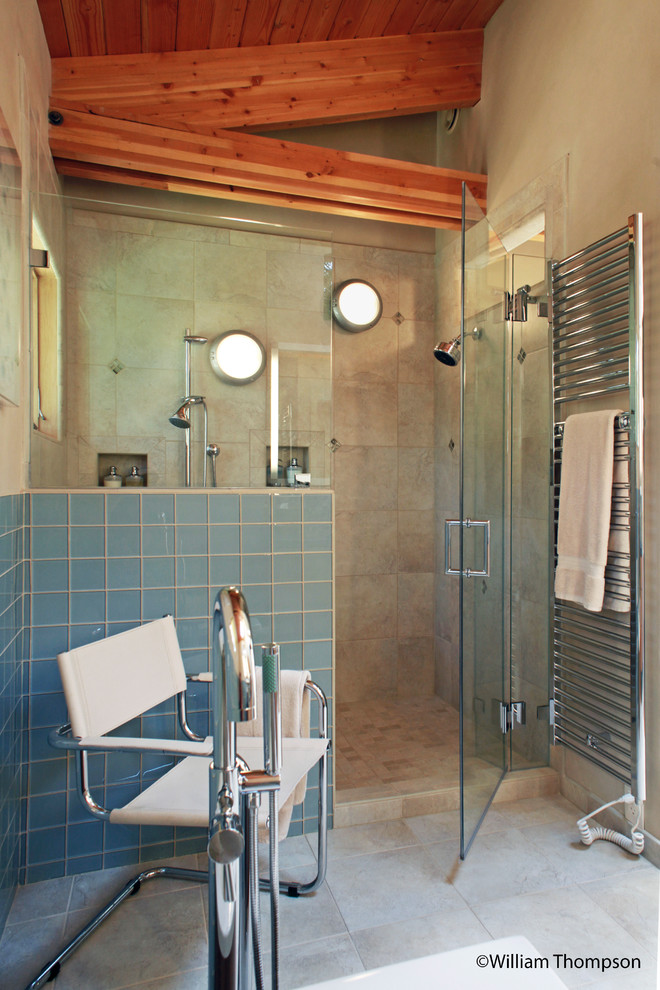 Источник вдохновения для домашнего уюта: большая главная ванная комната в современном стиле с монолитной раковиной, плоскими фасадами, фасадами цвета дерева среднего тона, столешницей из бетона, накладной ванной, двойным душем, раздельным унитазом, разноцветной плиткой, стеклянной плиткой, бежевыми стенами, полом из керамогранита, бежевым полом, душем с распашными дверями, сиденьем для душа и балками на потолке