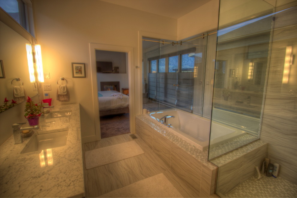 Cette photo montre une grande salle de bain principale tendance avec un lavabo encastré, un placard à porte plane, des portes de placard blanches, un plan de toilette en quartz modifié, une douche d'angle, WC à poser, un mur blanc, un sol en travertin et une baignoire posée.