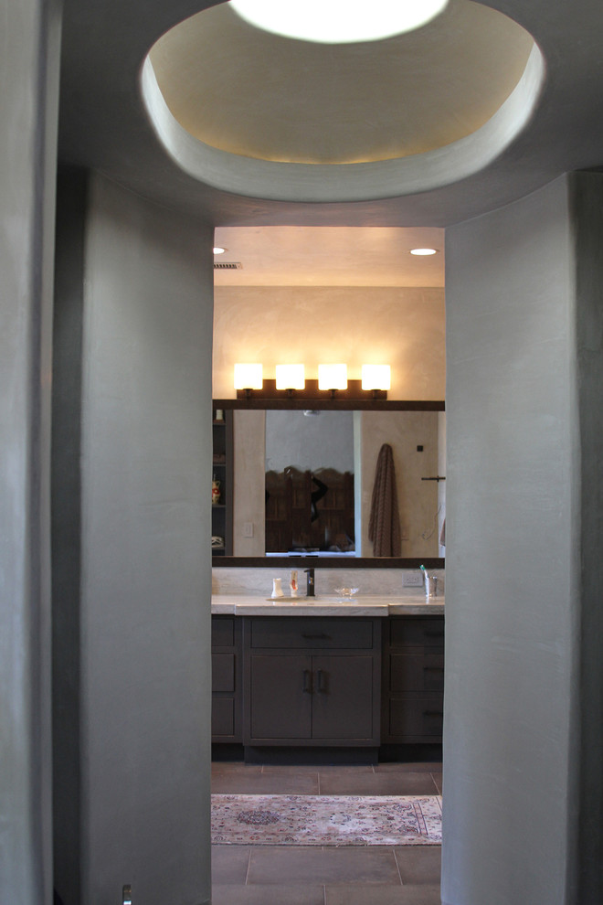 Inspiration pour une salle de bain principale design de taille moyenne avec un lavabo posé, un placard à porte plane, un plan de toilette en granite, une baignoire d'angle, une douche ouverte, WC séparés, un carrelage gris, un carrelage de pierre, un mur gris et un sol en carrelage de porcelaine.