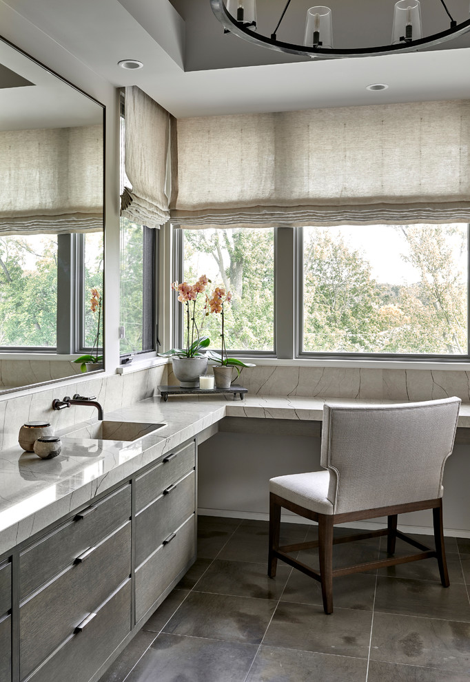 Inspiration för moderna vitt badrum, med släta luckor, grå skåp, grå väggar, ett integrerad handfat och grått golv