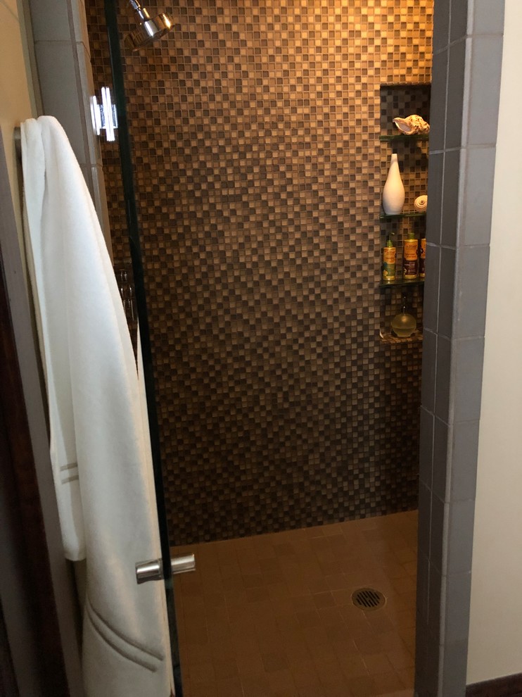Modernes Badezimmer mit Toilette mit Aufsatzspülkasten, gelber Wandfarbe, Keramikboden und Aufsatzwaschbecken in Denver