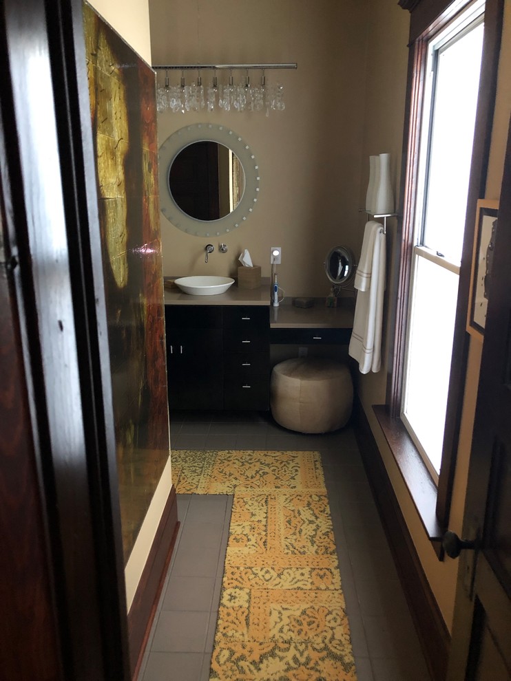 Foto på ett funkis badrum, med en toalettstol med hel cisternkåpa, gula väggar, klinkergolv i keramik och ett fristående handfat