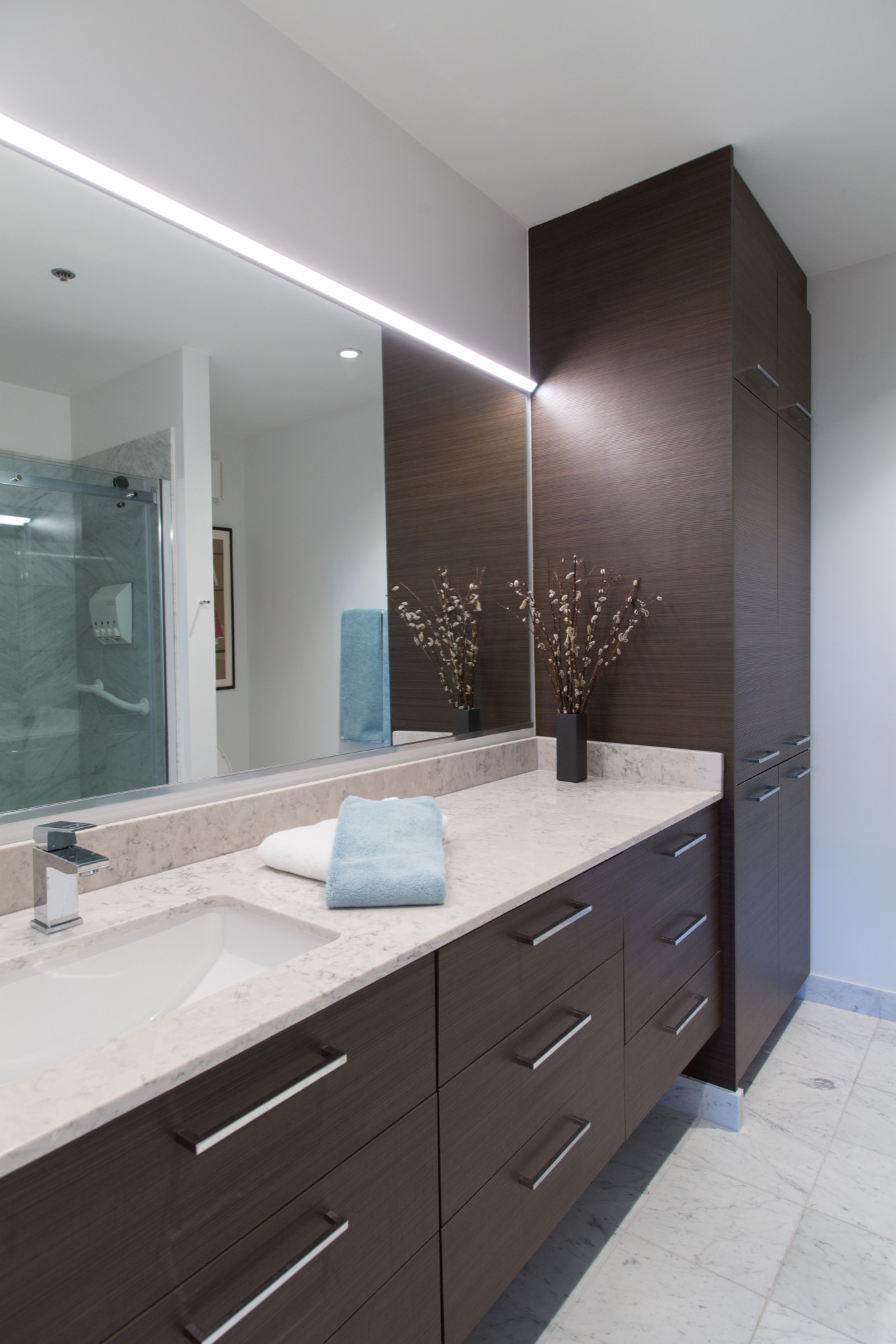 https://st.hzcdn.com/simgs/pictures/bathrooms/contemporry-floating-bathroom-vanity-and-linen-tower-steelskin-img~7031a7ff07adc753_14-2295-1-11efaa5.jpg