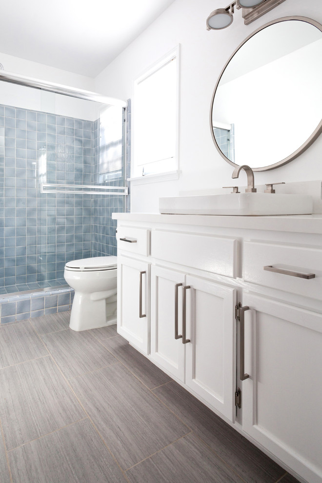 Идея дизайна: ванная комната среднего размера в современном стиле с фасадами с утопленной филенкой, белыми фасадами, синей плиткой, цементной плиткой и душевой кабиной