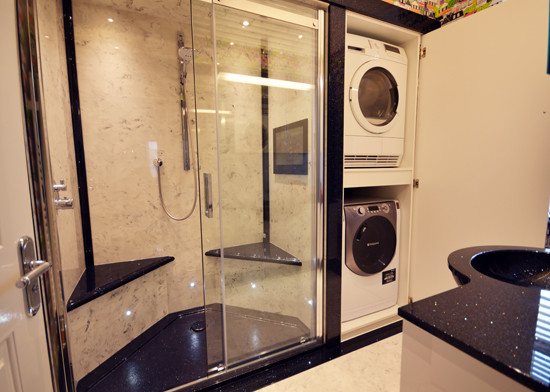 На фото: ванная комната среднего размера в современном стиле с накладной раковиной, белыми фасадами, столешницей из искусственного кварца, двойным душем, белой плиткой и белыми стенами