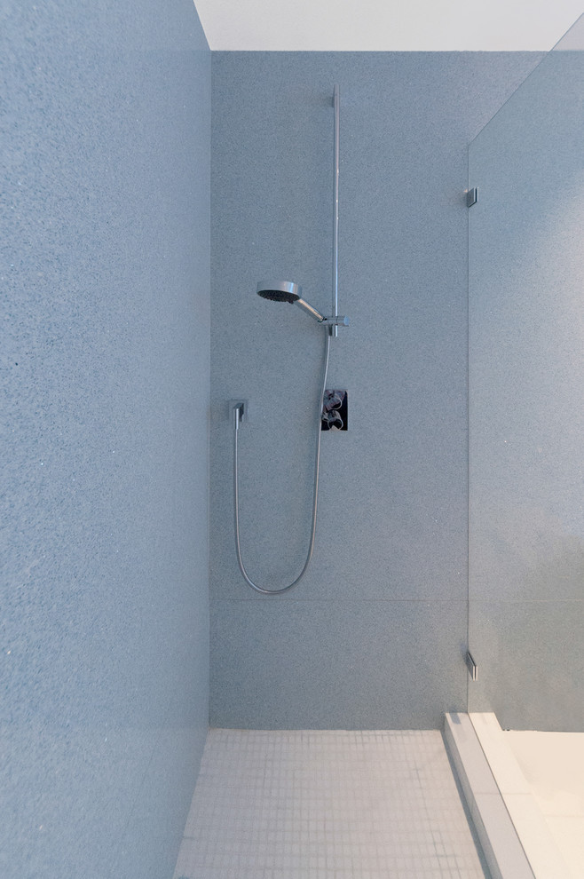 Стильный дизайн: ванная комната в стиле модернизм с открытым душем, синей плиткой и цементной плиткой - последний тренд