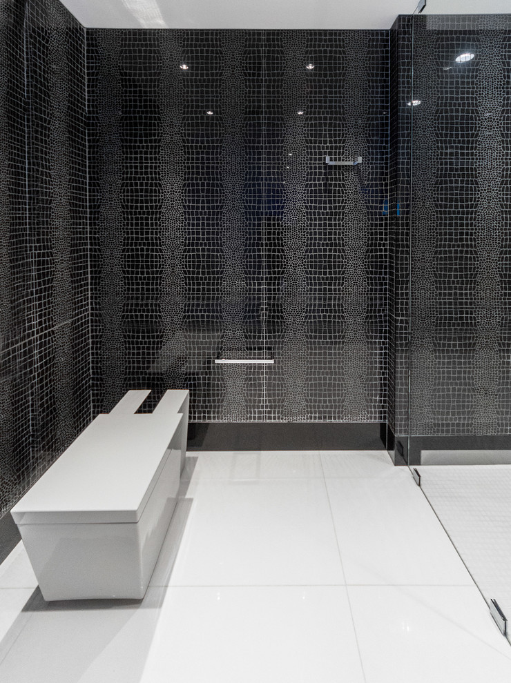 Diseño de cuarto de baño contemporáneo con baldosas y/o azulejos negros y losas de piedra
