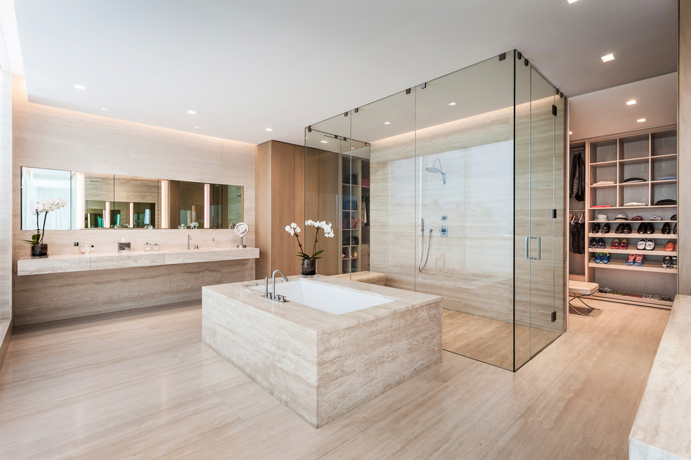 Idéer för funkis badrum, med ett undermonterat badkar, en kantlös dusch, beige kakel, beige väggar, beiget golv och dusch med gångjärnsdörr