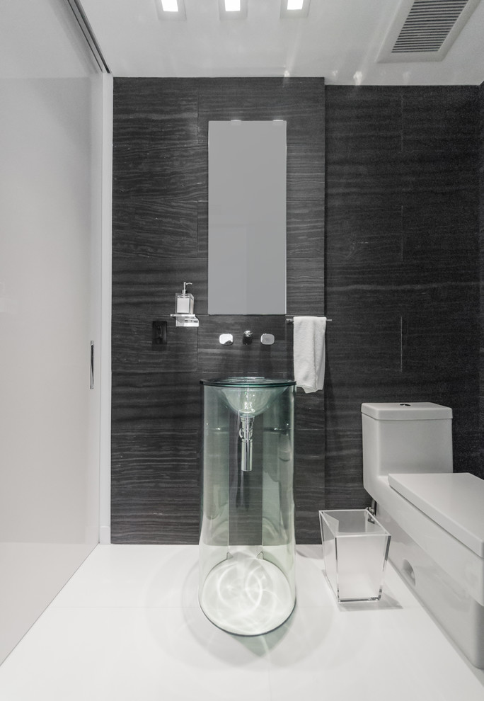 Idee per una stanza da bagno con doccia design di medie dimensioni con lavabo a consolle, WC monopezzo, piastrelle bianche, piastrelle in pietra e pareti nere