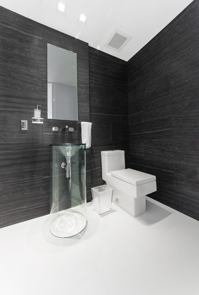 Idées déco pour une petite salle d'eau contemporaine avec un lavabo suspendu, un plan de toilette en verre, une douche ouverte, WC à poser, un carrelage de pierre, un mur noir et un carrelage blanc.