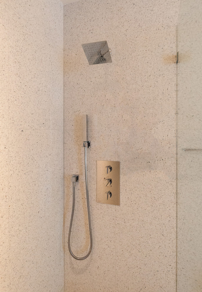 Esempio di una piccola stanza da bagno con doccia design con doccia aperta, piastrelle beige, lastra di pietra e pareti beige