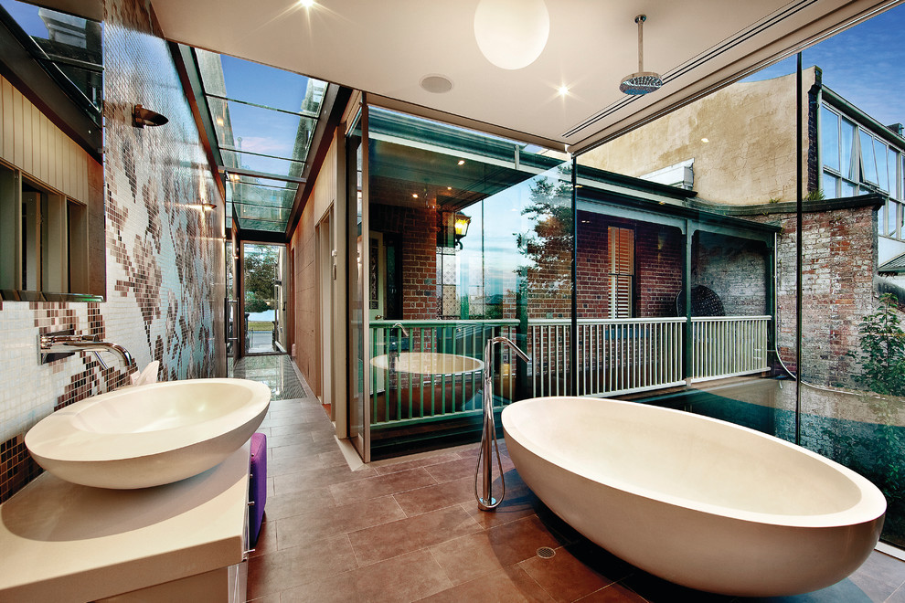 Идея дизайна: ванная комната в современном стиле с отдельно стоящей ванной и настольной раковиной