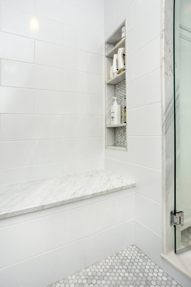 Ispirazione per una stanza da bagno padronale chic con doccia doppia, piastrelle in ceramica, pavimento con piastrelle a mosaico e piastrelle bianche