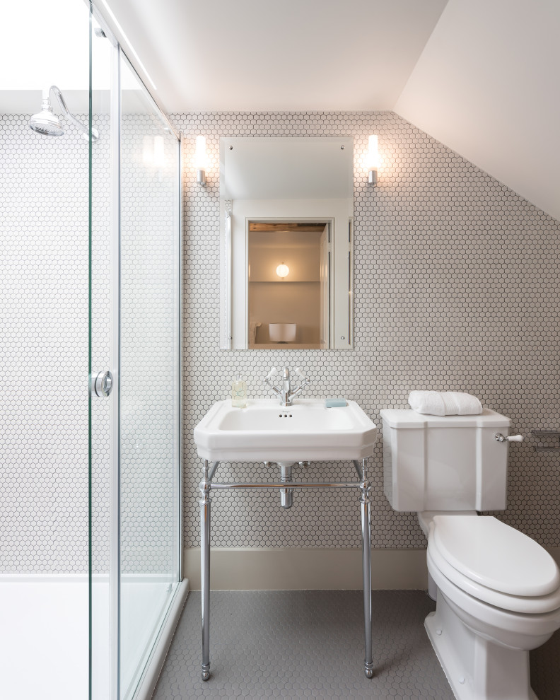 Foto på ett vintage badrum, med en dusch i en alkov, en toalettstol med separat cisternkåpa, vit kakel, mosaik, vita väggar, mosaikgolv, ett konsol handfat, grått golv och dusch med skjutdörr