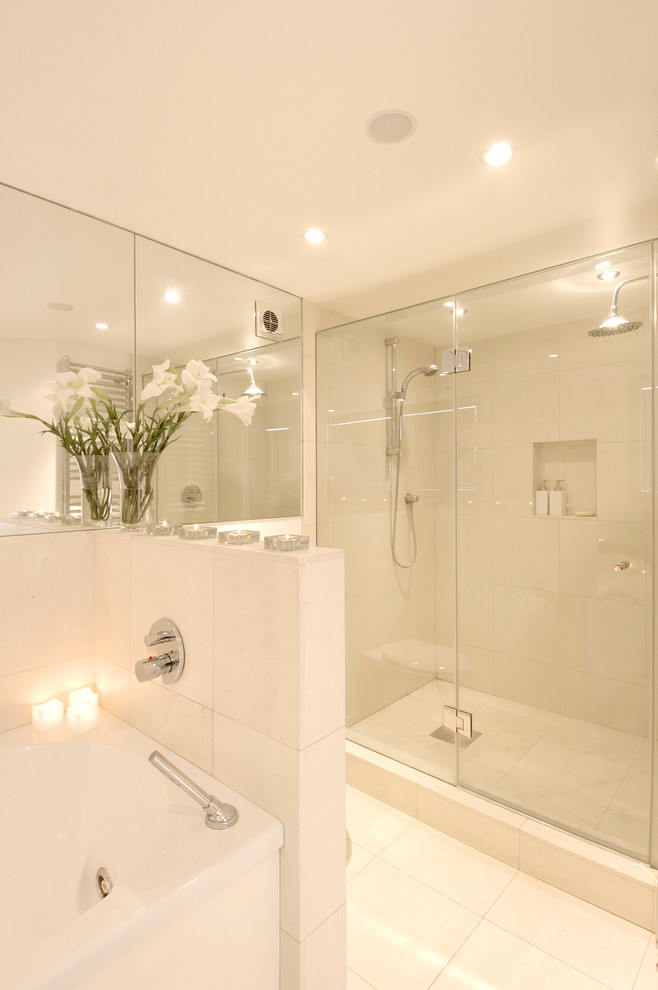 Diseño de cuarto de baño actual con ducha empotrada y baldosas y/o azulejos blancos