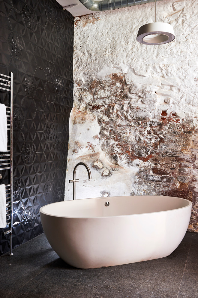 Eklektisches Badezimmer En Suite mit Waschtischkonsole, freistehender Badewanne, blauen Fliesen, Porzellanfliesen und bunten Wänden in Devon