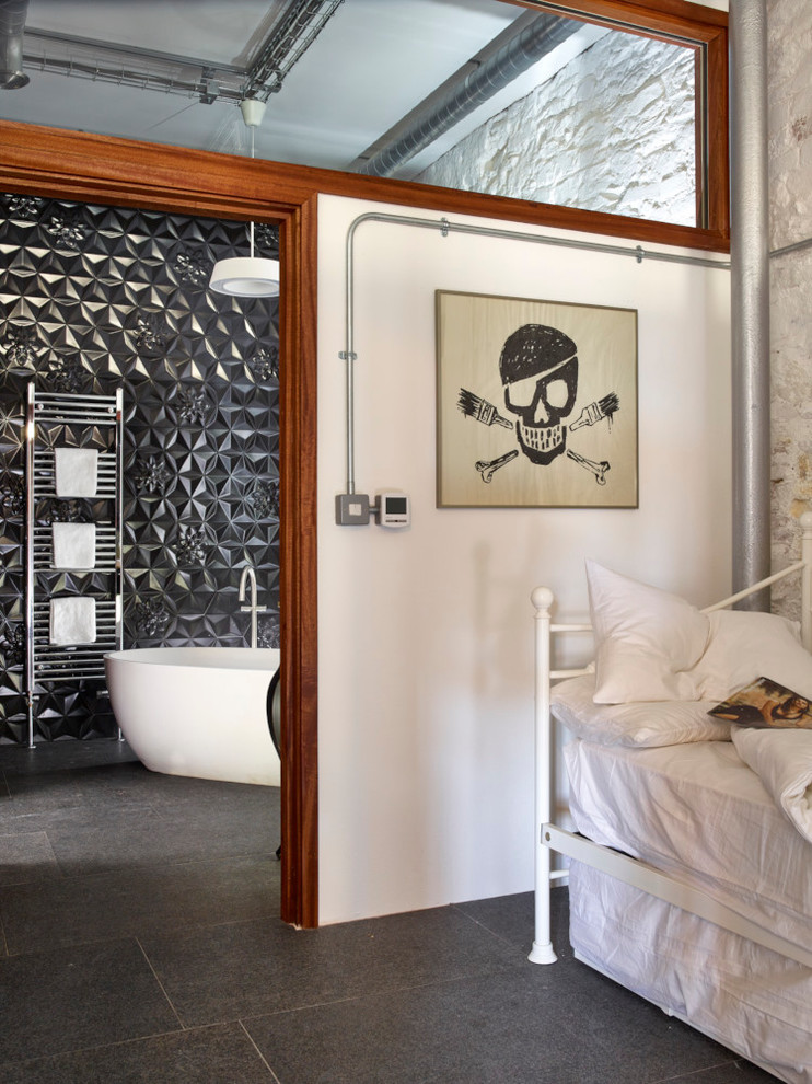 Стильный дизайн: детская ванная комната среднего размера в стиле фьюжн с консольной раковиной, фасадами островного типа, черными фасадами, отдельно стоящей ванной, черной плиткой, плиткой мозаикой и белыми стенами - последний тренд