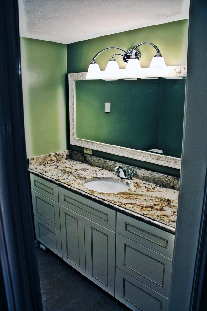 Свежая идея для дизайна: ванная комната в классическом стиле с врезной раковиной и столешницей из гранита - отличное фото интерьера