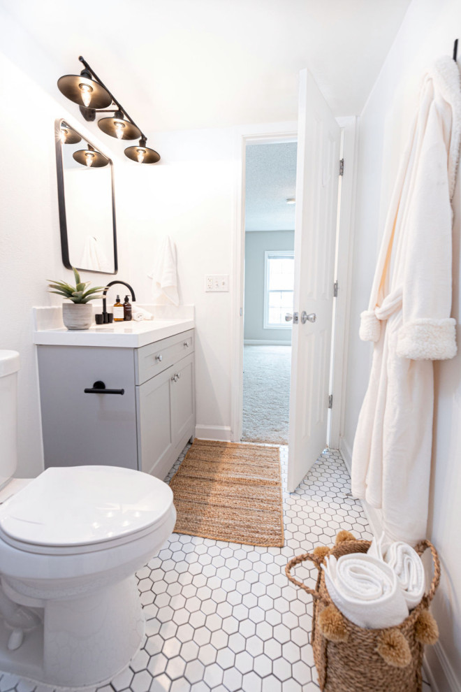 Exemple d'une petite salle de bain principale nature avec des portes de placard grises, WC à poser, un carrelage blanc, des carreaux de porcelaine, un mur gris, un sol en carrelage de porcelaine, un plan de toilette en quartz, un sol blanc, une cabine de douche avec un rideau, un plan de toilette blanc, meuble simple vasque et meuble-lavabo sur pied.