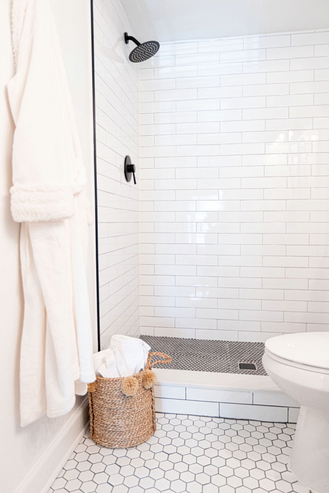 Exempel på ett litet lantligt vit vitt en-suite badrum, med grå skåp, en toalettstol med hel cisternkåpa, vit kakel, porslinskakel, grå väggar, klinkergolv i porslin, bänkskiva i kvartsit, vitt golv och dusch med duschdraperi