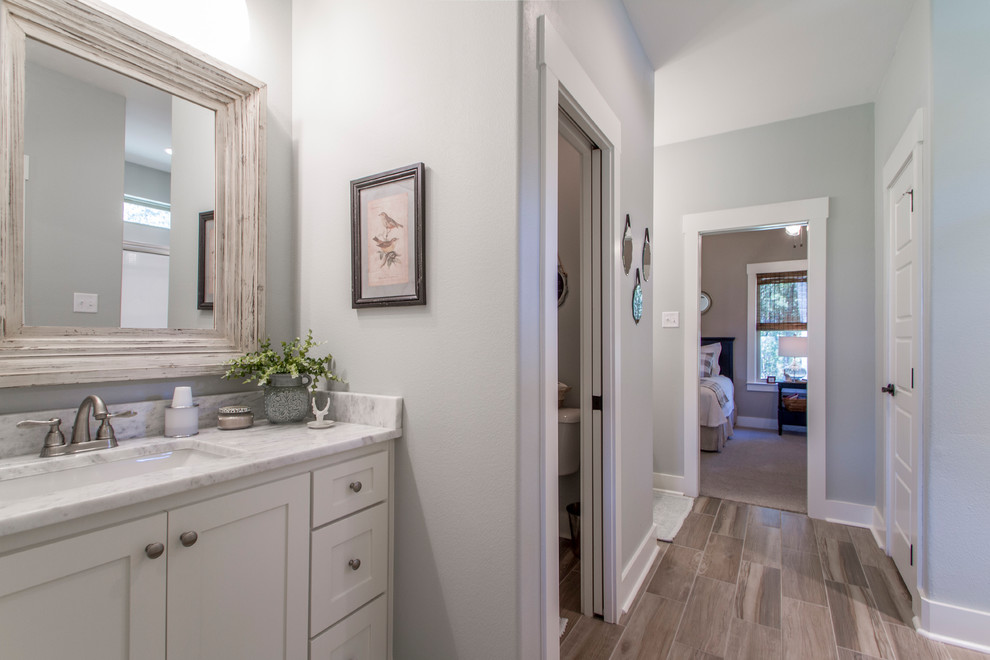 Idéer för att renovera ett mellanstort vintage grå grått en-suite badrum, med skåp i shakerstil, vita skåp, grå väggar, klinkergolv i porslin, ett undermonterad handfat, marmorbänkskiva och brunt golv