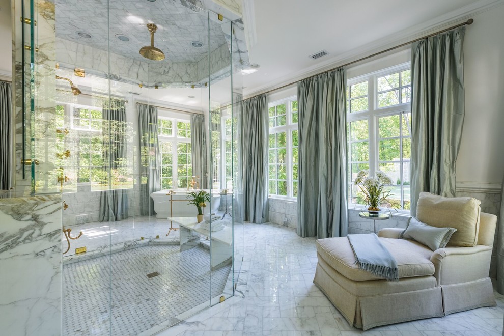Immagine di una stanza da bagno padronale chic con vasca freestanding, piastrelle bianche, pareti beige e porta doccia a battente